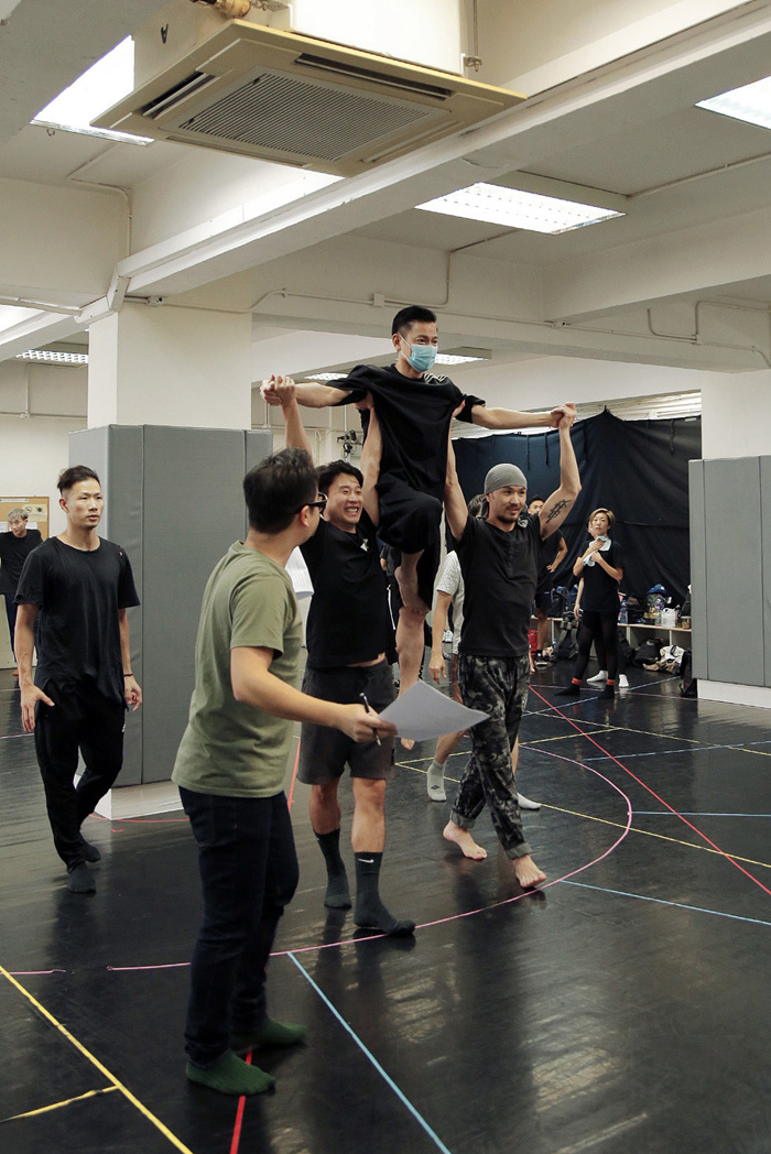 刘德华6岁女儿正面曝光挖鼻孔亮了,网友:朱丽倩发福胖得像李湘!