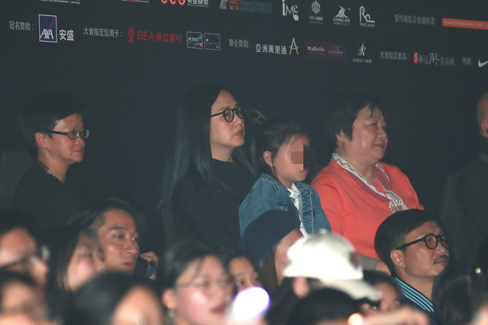 刘德华6岁女儿正面曝光挖鼻孔亮了,网友:朱丽倩发福胖得像李湘!