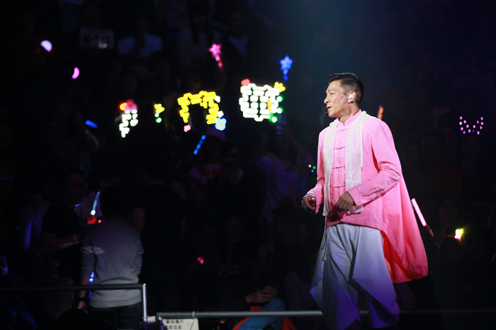 刘德华6岁女儿正面曝光挖鼻孔亮了,网友:朱丽倩发福胖得像李湘!