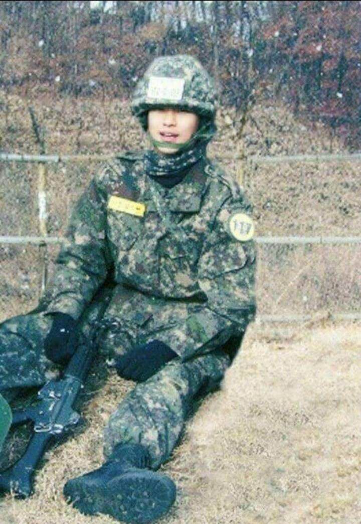 金秀贤入伍近况公开，网友：韩剧不能没有他！