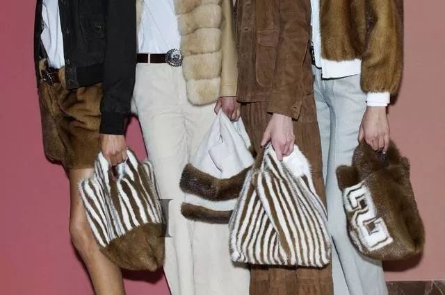 30件冬季必备毛绒绒单品，既能保持温度也能拥有风度！