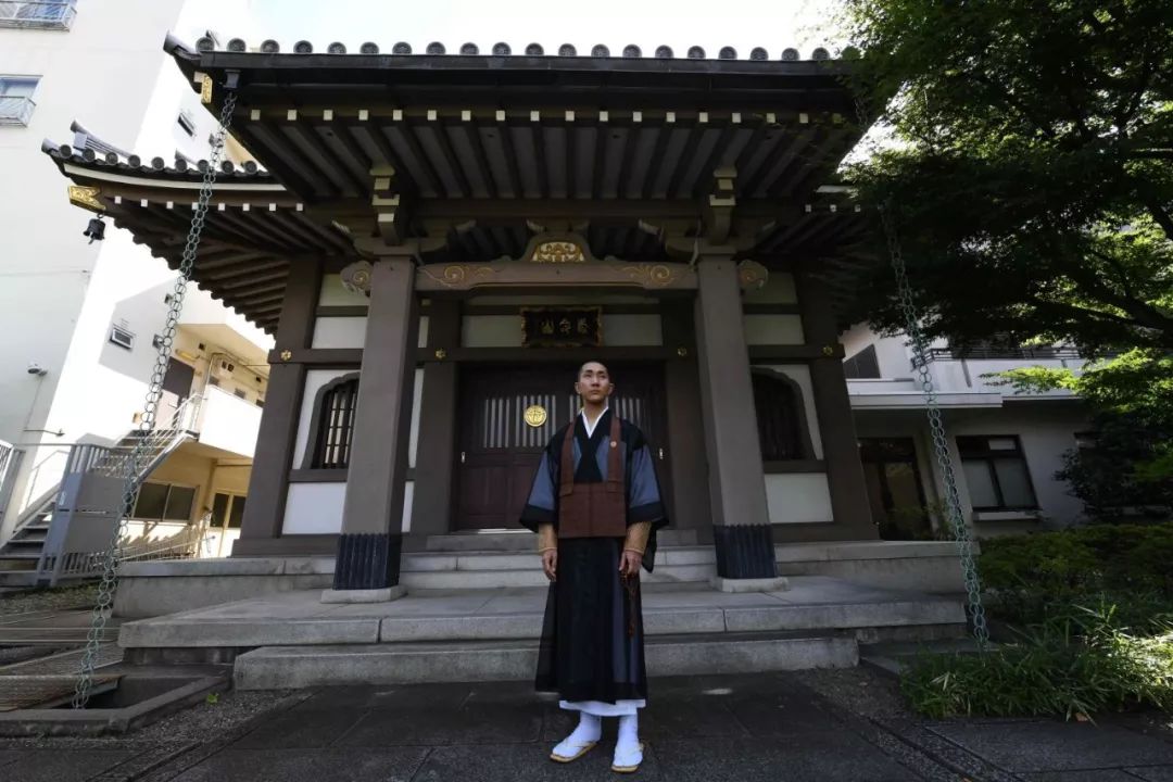 这个和尚，竟然是个公开出柜的美妆大师