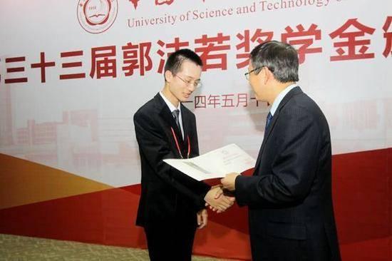 中国22岁学霸成世界科学年度人物，一招解决物理界百年难题