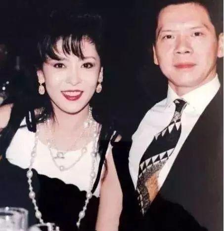 她什么背景？婚后被老公宠上天好人缘超何炅，整个娱乐圈都去跪舔