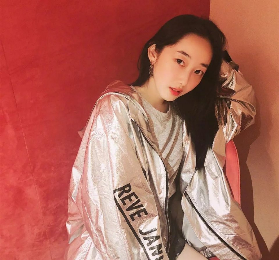 有赵丽颖撑腰，还是林更新前女友？却因为缺钱卖过期口红？