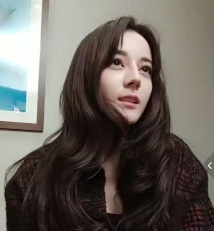 热巴最新直播自爆从小到大最自卑的颜值bug！竟然不是鼻子…