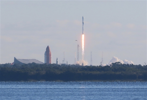 SpaceX成功发射美国三代GPS首颗卫星：3倍精度