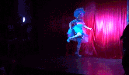 变装皇后：白天在公司上班，晚上在夜场狂欢