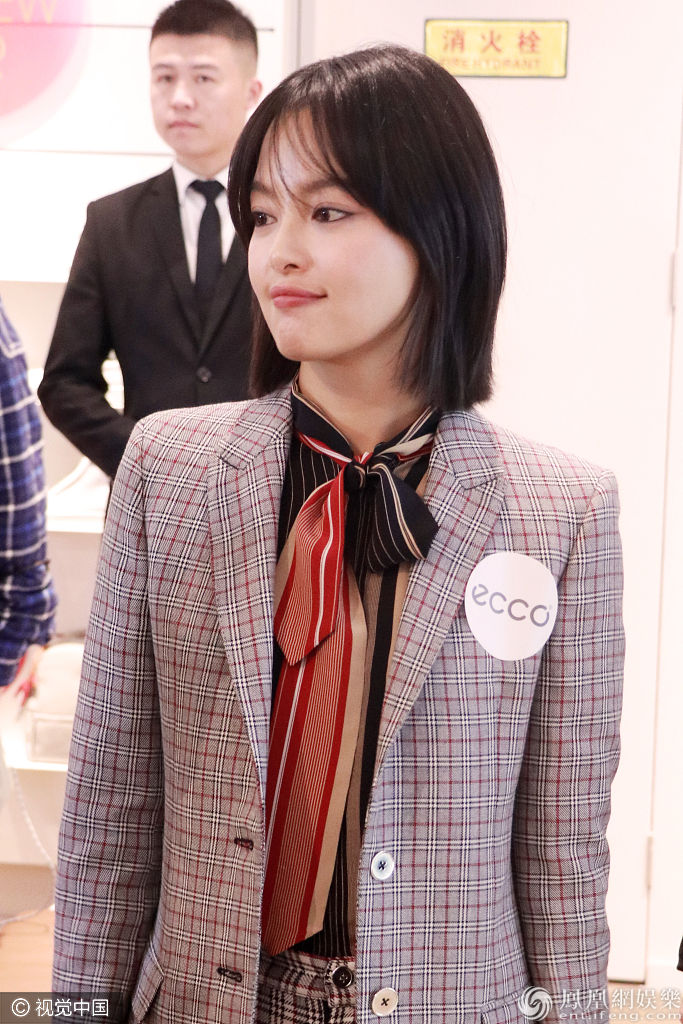 辛芷蕾格纹西装妩媚又攻气 豪气喝香槟一饮而尽炫酒量