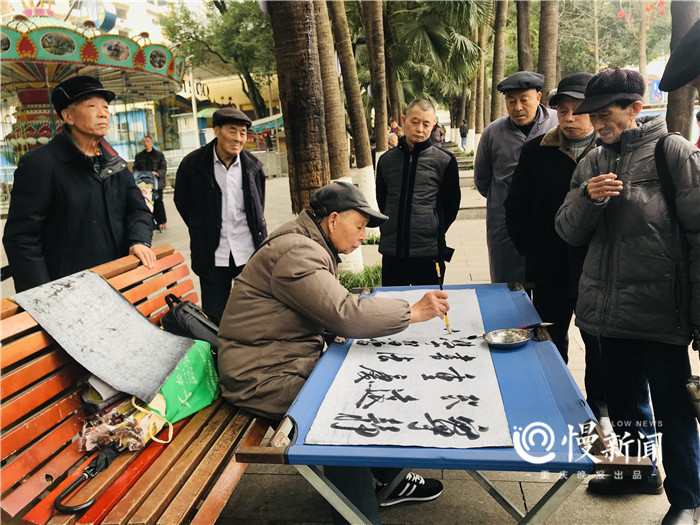 坚持7年 重庆一八旬老人公园搭台让路人免费练书法