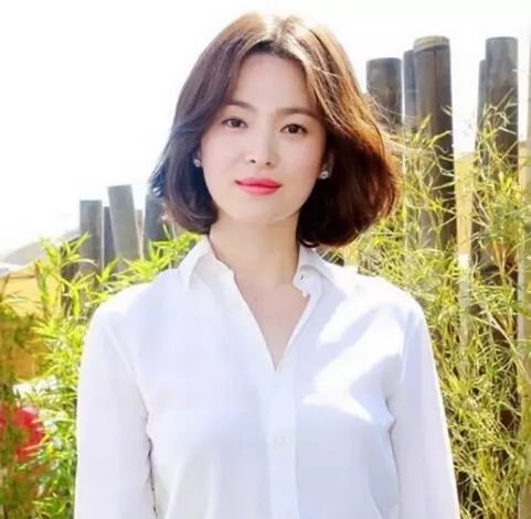 女人味中分短发烫发发型,让你女神范十足!