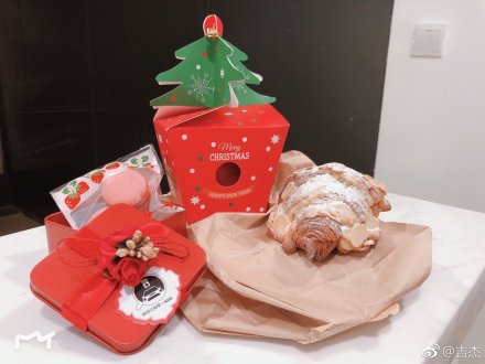 快男吉杰街头免费送专辑,路人动作惊呆全场