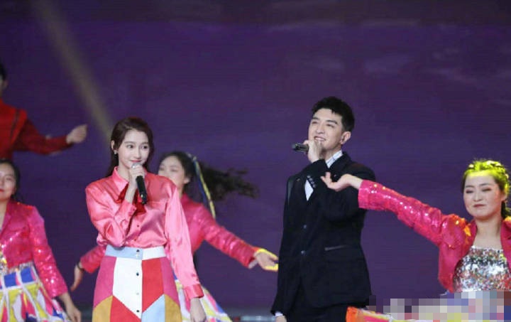 央视元旦晚会彩排李易峰baby现身,吴磊杨紫竟然有点甜?