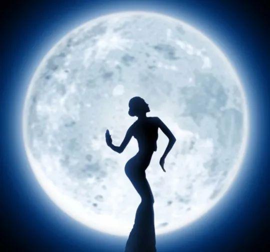 女星为了减肥有多拼?60岁的杨丽萍,只吃个苹果都算暴饮暴食!