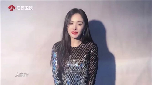 杨幂离婚后首度现身,一身黑衣用手机挡脸