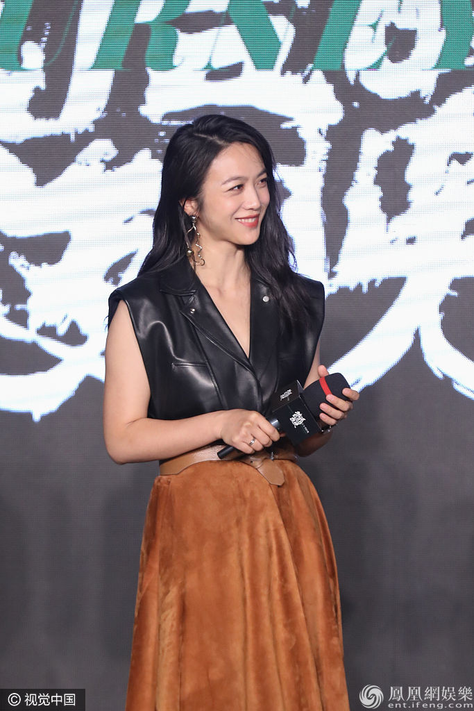 真女神！汤唯穿深V露迷人微笑气质非凡 秀发披肩露迷人微笑