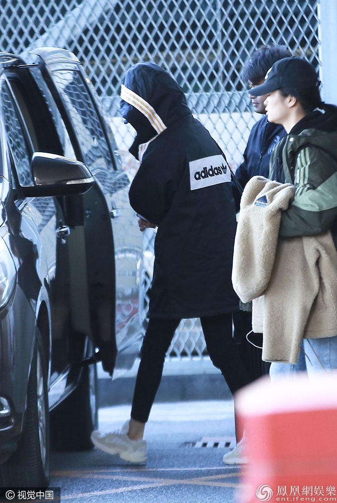 杨幂官宣离婚后首次现身机场 包裹严实不见真容只露美腿