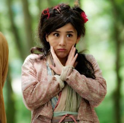 在2017年杨旭文李一桐主演的《射雕英雄传》中扮演了"傻姑"这一角色