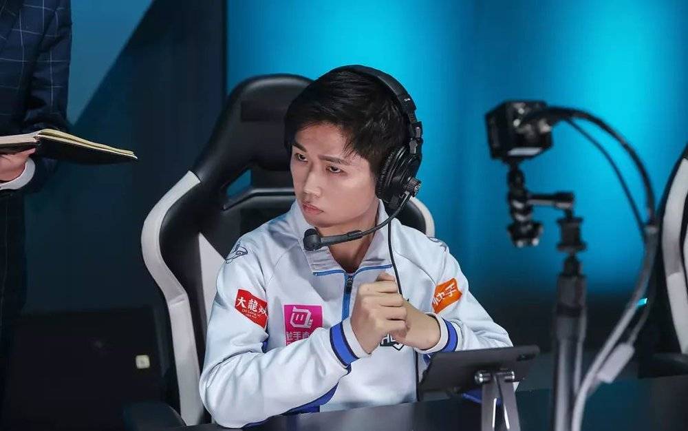 周末游玩哪里去？体育馆里看电竞