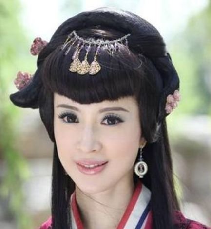 说自己天生只适合演公主，因为长得太洋气？是嫁入豪门给她的勇气吗？