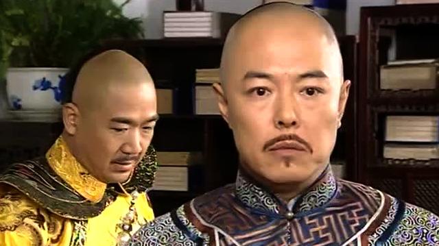 这部剧堪称《铁齿铜牙纪晓岚》外传:铁三角身份互换,和珅会武功