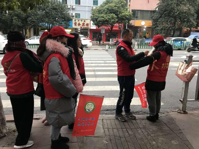 安顺经开区“橙丝带”创文志愿者，点亮城市文明留影不留痕