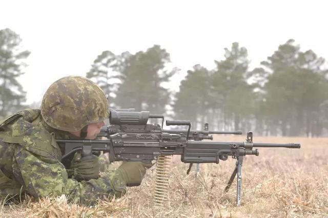 加拿大军队使用的米尼米机枪