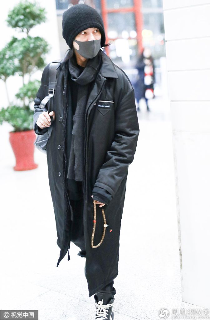 陈坤全黑套装携帅气侄子机场秀 拿笔记本+佛串变“佛系大佬”