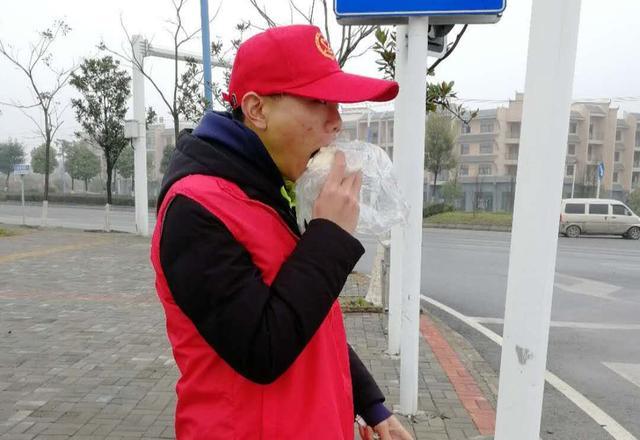 安顺经开区“橙丝带”创文志愿者，点亮城市文明留影不留痕