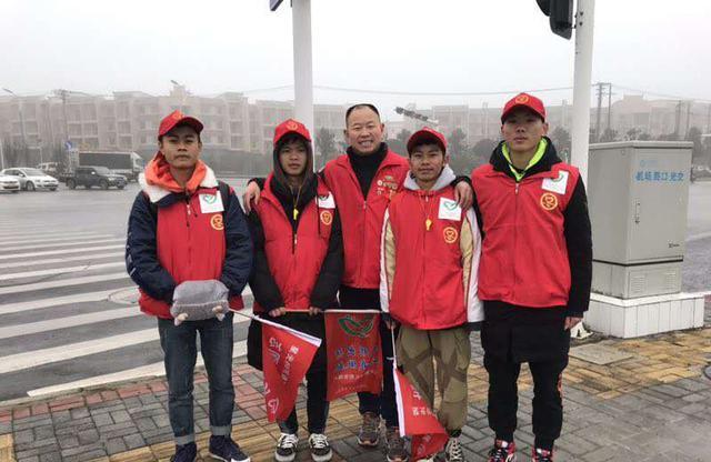 安顺经开区“橙丝带”创文志愿者，点亮城市文明留影不留痕