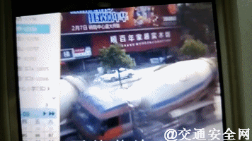 触目惊心的一组大货车车祸现场动图,提醒大家珍爱生命远离大货车