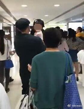 刘恺威离婚后，首次抱娃现身被骂上热搜，网友：居心不良！