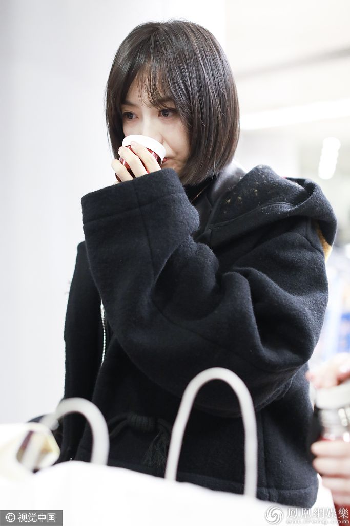 冷死宝宝啦！宋茜穿呢子大衣冷到委屈 嘟嘴卖萌小表情不断