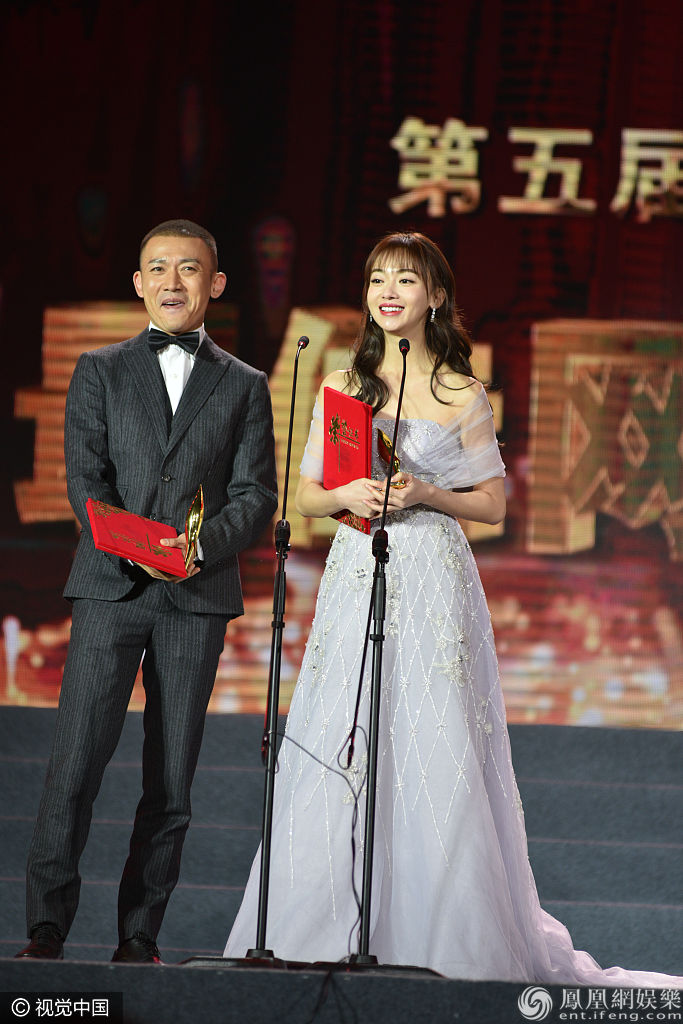 吴谨言获聂远绅士范理裙摆 典雅亮相斩获两奖心情佳