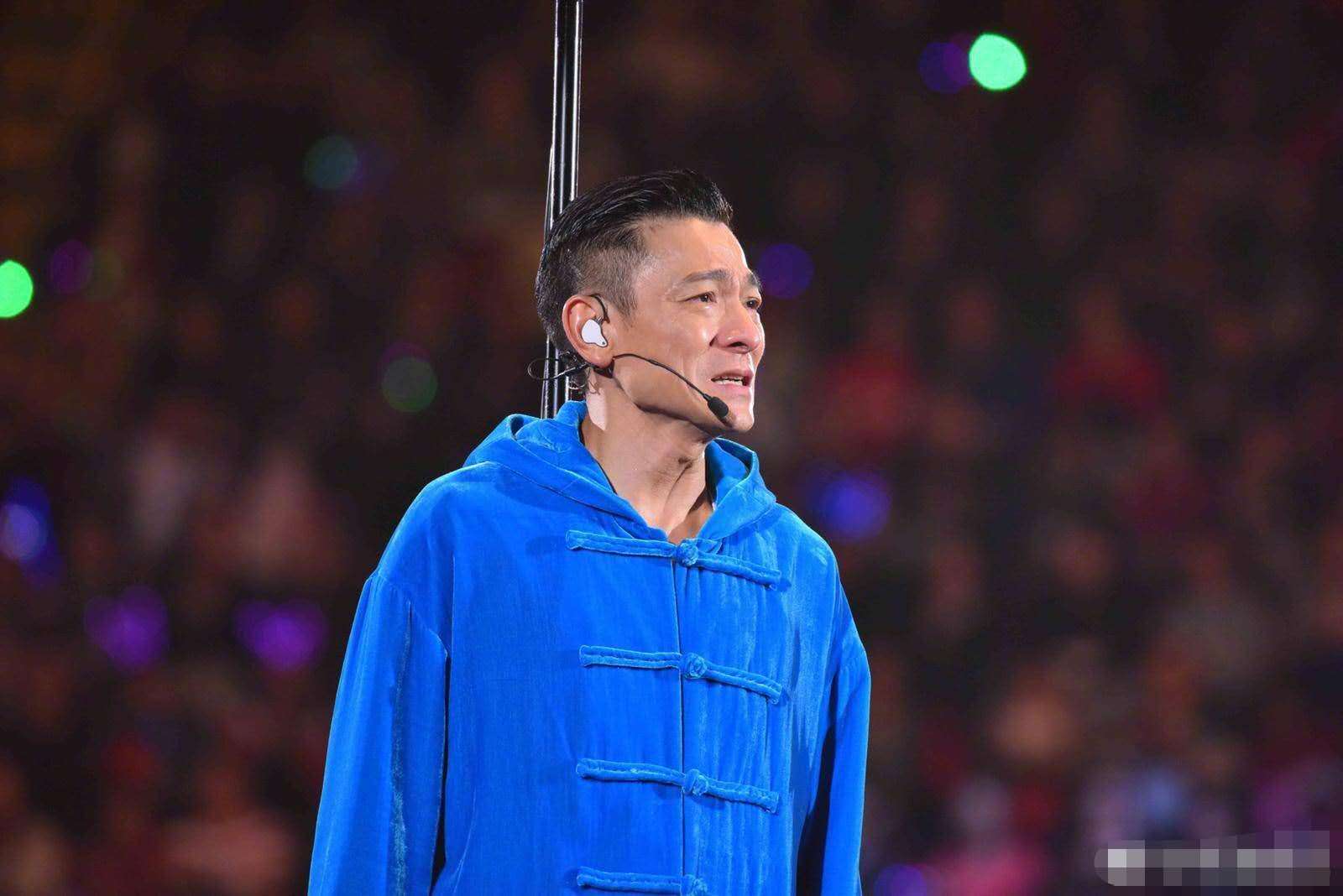 57岁刘德华演唱会上失声痛哭，被迫中止演唱会的原因让人心酸！_娱乐频道_凤凰网