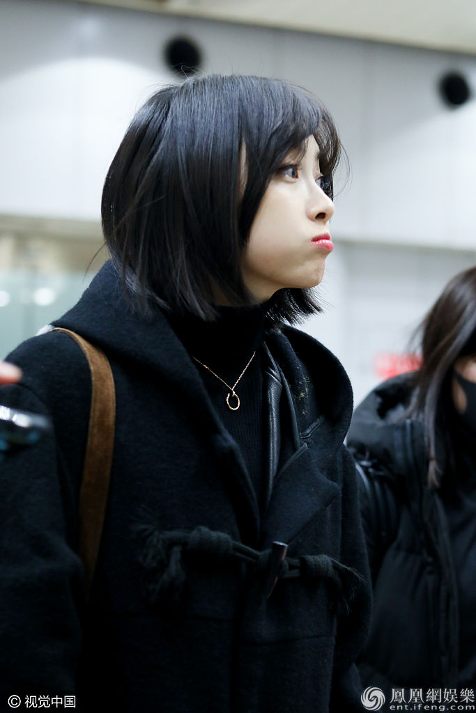 冷死宝宝啦！宋茜穿呢子大衣冷到委屈 嘟嘴卖萌小表情不断