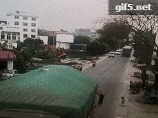 触目惊心的一组大货车车祸现场动图,提醒大家珍爱生命远离大货车
