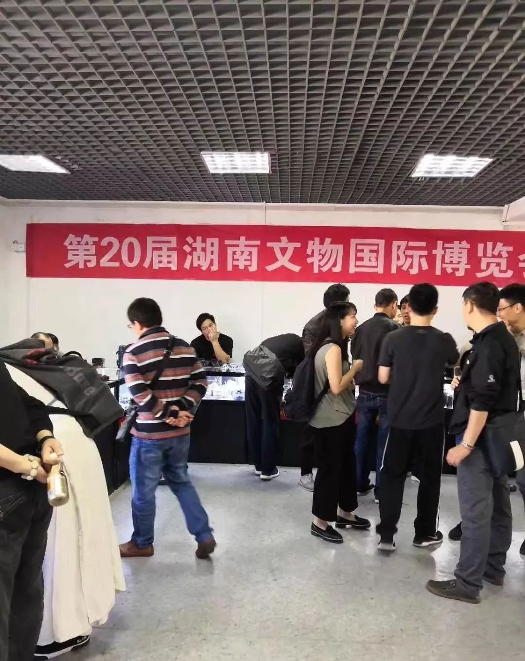 "10月12日,上海文物商店展柜前人们火爆抢购文物艺术品的照片在网络上