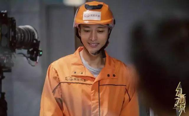 贾乃亮离婚风波后独自亮相新年晚会，获主持人鼓励：男儿当自强