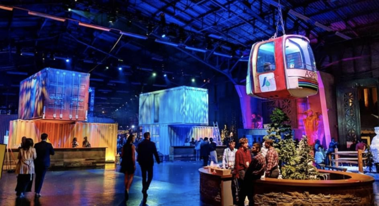 在硅谷科技公司，感受有钱又有病的圣诞趴……