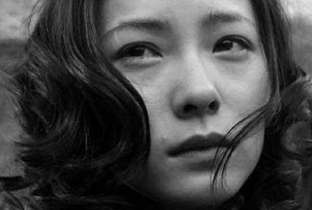 日本最后的斩首刑:刽子手连砍两刀没死,第三刀,她却说了三个字