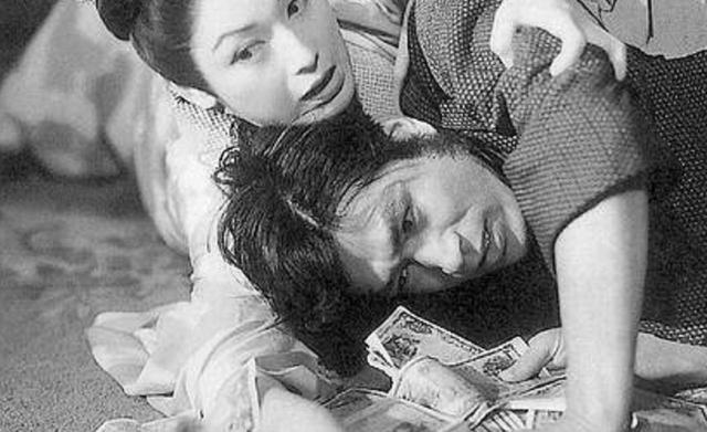 日本最后的斩首刑:刽子手连砍两刀没死,第三刀,她却说了三个字