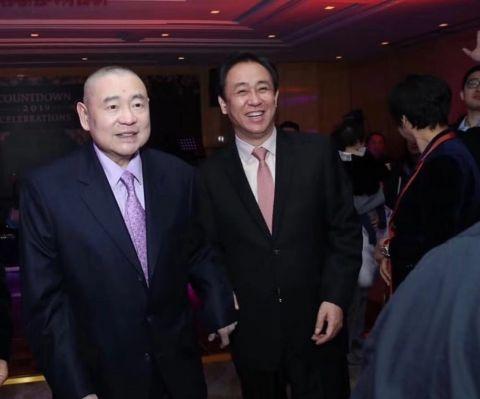 他办的跨年宴会,两个中国首富都去参加,合照时他还站在中间位置
