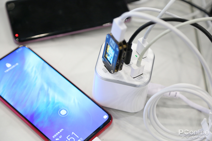 手机再多也不怕 这个充电站1V5还能实现快充：航嘉Smart C充电站评测