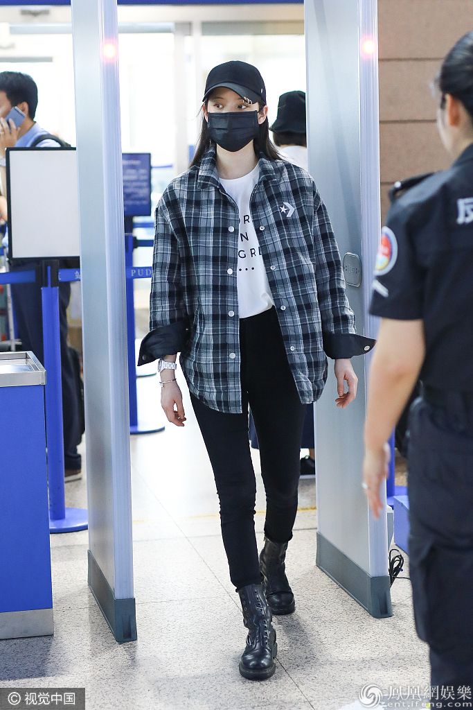 欧阳娜娜穿格子衬衫清纯可人长腿吸睛 一路灿笑挥手变甜心少女