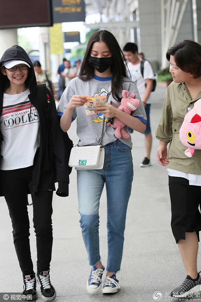 18岁欧阳娜娜机场吃零食抱公仔 长发披肩口罩遮面显低调