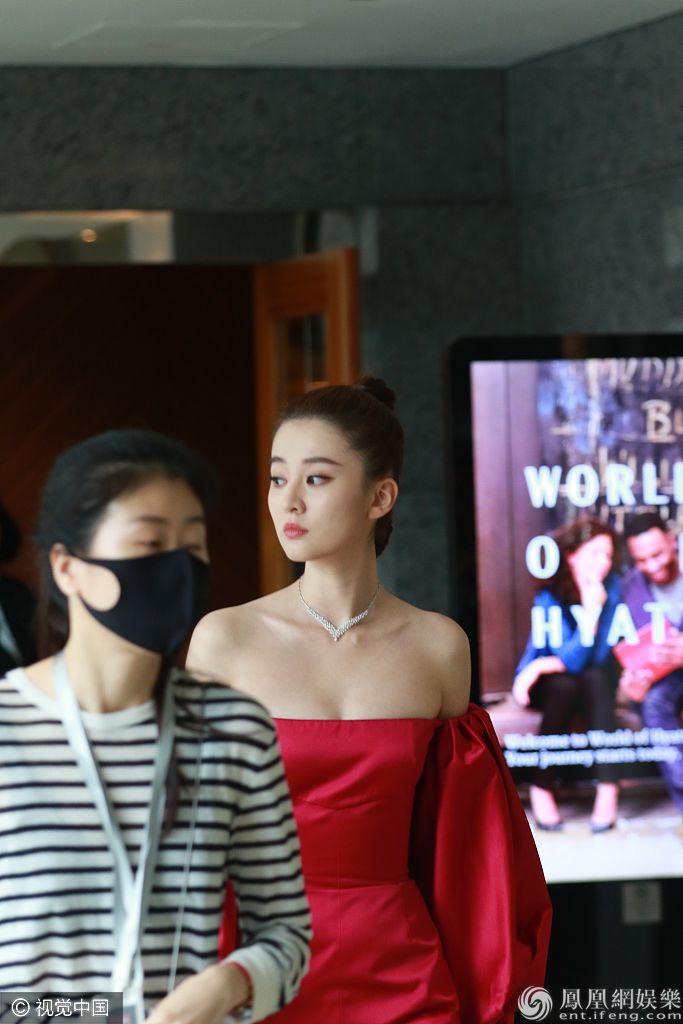 乔欣穿泡泡袖抹胸裙少女感爆表 嘟红唇迈美腿成靓丽风景线