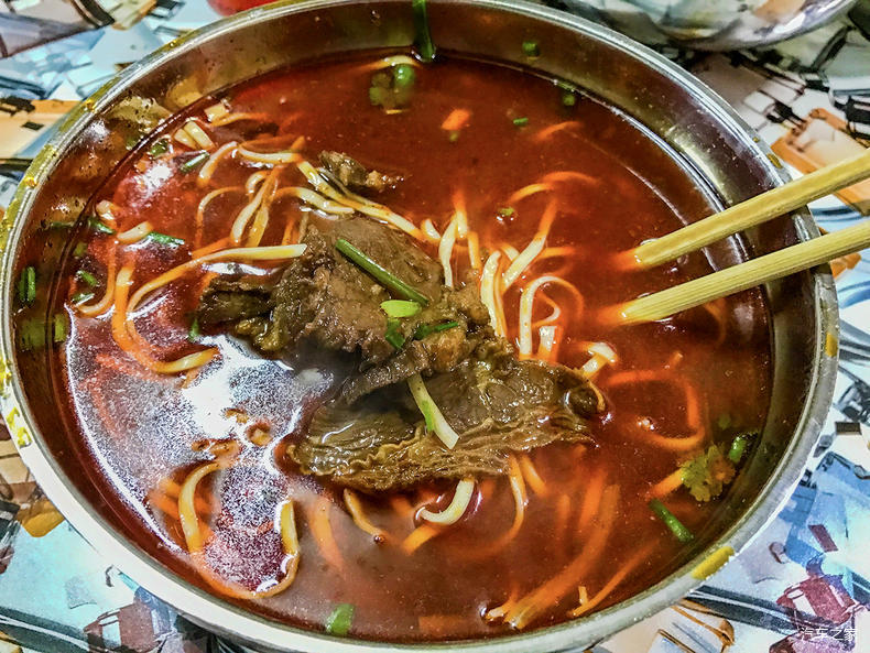 来上一碗向东街老玖面馆的粉面,伴着秘制红油牛肉汤,再配点山胡椒油