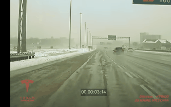 Model 3在结冰高速路突然打滑：Autopilot神介入救主