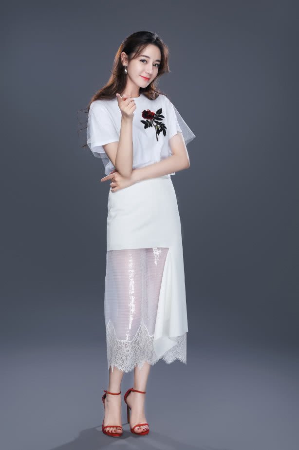 白给我都不要的辣条鞋,迪丽热巴穿上显得腿更